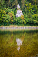 Felsen an der Donau in Kelheim an einem Tag im Sommer - 604770322