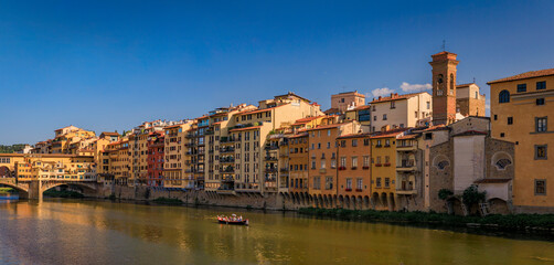 Obraz premium Cityscape with the famous Ponte Vecchio bridge in Centro Storico, Florence Italy