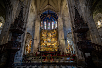 Fototapeta na wymiar Catedral de Oviedo durante el día Asturias, España