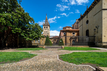 Fototapeta na wymiar Catedral de Oviedo durante el día Asturias, España