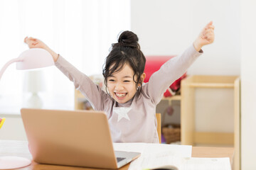 パソコンを見ながら勉強する女の子