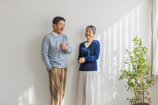 談笑する日本人シニア夫婦