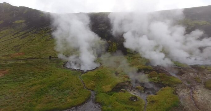 Fumerolle de vapeur d’eau dans les montagnes islandaises