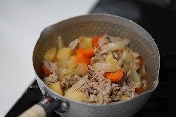 肉じゃがを作る様子