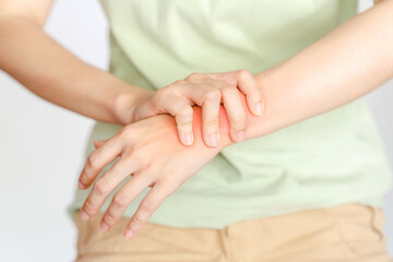 A woman sprained her wrist from office syndrome.