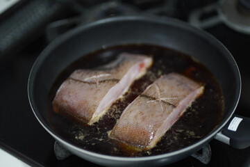 	カレイの煮付けを作る様子