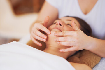 Obraz na płótnie Canvas Woman having japan style face massage in salon
