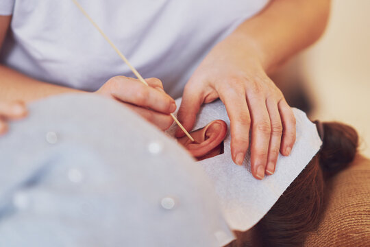 Picture of woman having candle therapy concha