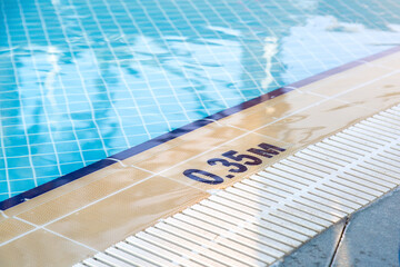 mark 0.35 m near the edge of the children's pool for toddlers