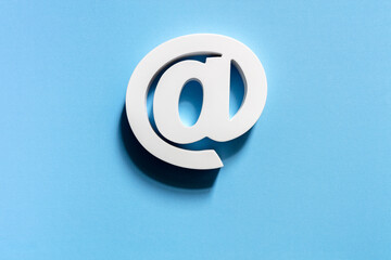 E-mail symbol on blue background concept for internet, contact us and e-mail address - obrazy, fototapety, plakaty
