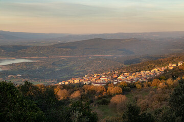 Fototapeta na wymiar Tramonto visto dal territorio di Sorradile, provincia di Oristano, Sardegna