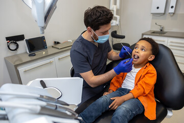 Obraz premium Male doctor in mask checking up his patient