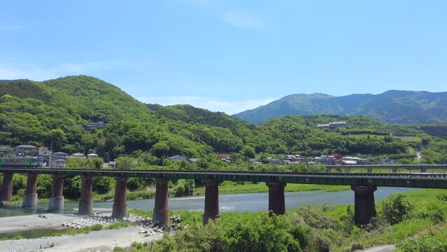 穴吹川の鉄橋を渡る徳島線の普通列車