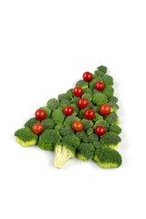 Albero di natale vegetale con broccoli e pomodorini