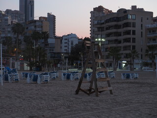 Fototapeta na wymiar Playa vacia al amanecer con torre de vigilancia