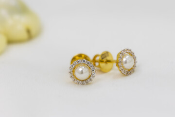 Earring studs with Pearl and Diamonds