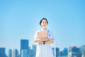 ファイルを持つ白衣の女性