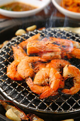 shrimp being cooked over charcoal 숯불위에 익어가고 있는 새우