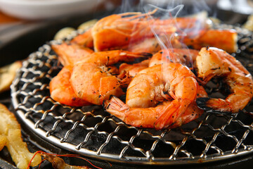 shrimp being cooked over charcoal 숯불위에 익어가고 있는 새우