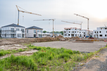 Neubaugebiet mit Kränen und Häuser