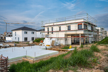 Baustelle mit Gerüst im Neubaugebiet