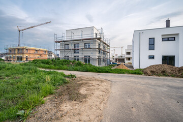Fototapeta na wymiar Neubaugebiet mit Häusern