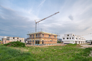 Baustelle mit Kran und Häuser
