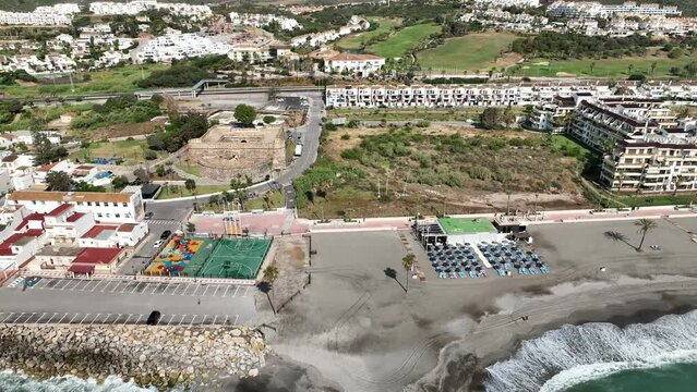 playa de la Duquesa o del castillo en la costa de Manilva, Andaluc&iacute;a