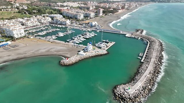 vista del puerto de la Duquesa en el termino municipal de Manilva, Andaluc&iacute;a