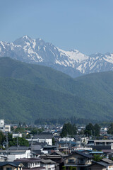 Obraz premium 山と麓の町