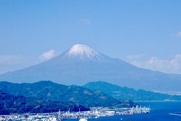 快晴の富士山と海