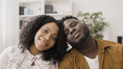 Obraz premium Portrait of an attractive African American couple in love, leaning their heads together