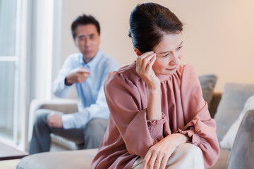 家で喧嘩をするシニアの夫婦