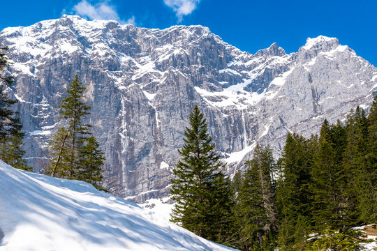 View of the rock wall in Enger Grund amidst snowy alpine landscape with small snow avalanches