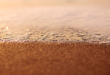 en la orilla del mar al amanecer