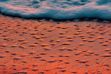 en la orilla del mar al amanecer