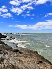Horizonte no mar com rochas