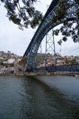 Puente icónico de Oporto sobre el río Duero, destacando su arquitectura impresionante y vistas panorámicas