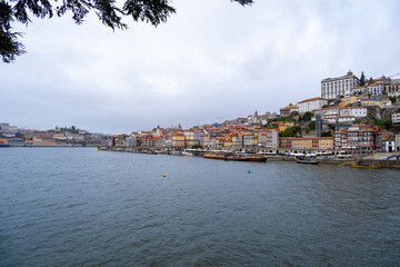 Panorama del casco antiguo de Oporto al atardecer con encanto histórico y pintorescos tejados rojos