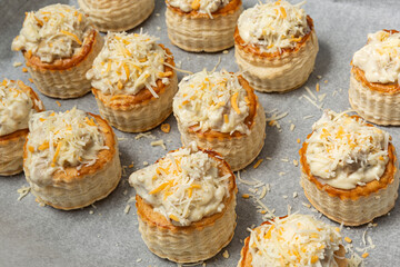 Hojaldres rellenos listos para meter en el horno de aperitivo.