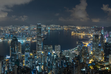 Obraz premium Scenery of Victoria harbor of Hong Kong city after midnight