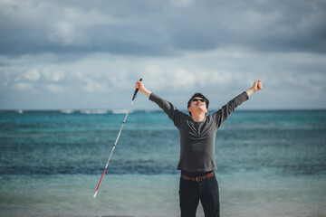 視覚障害者の男性が沖縄の海で解放感を感じている