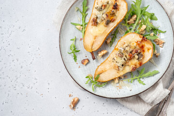 Pear baked with blue cheese, honey and walnuts with arugula salad