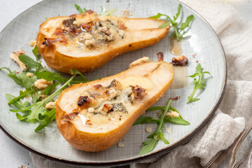 Pear baked with blue cheese, honey and walnuts with arugula salad