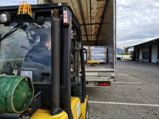 Transport logistique - D&eacute;chargement de camion au chariot &eacute;l&eacute;vateur