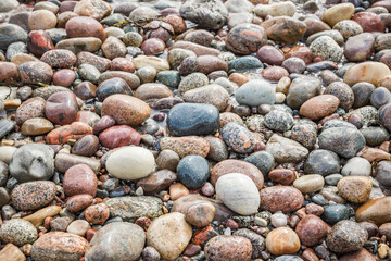 Bunte Steine an einem Kiesstrand