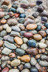 Bunte Steine an einem Kiesstrand