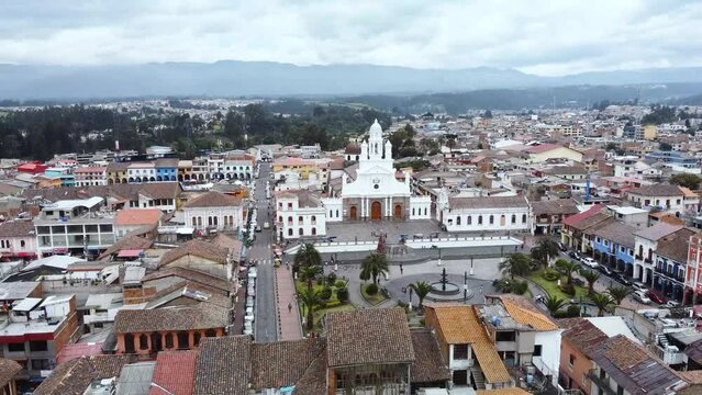 Vista a&eacute;rea de parque y catedral en el centro hist&oacute;rico de la ciudad de Sangolqu&iacute;, en los Andes de Ecuador.