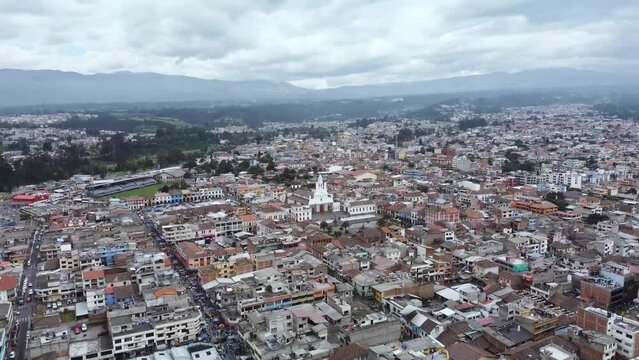 Vista a&eacute;rea del centro hist&oacute;rico de la ciudad de Sangolqu&iacute;, en los Andes de Ecuador, Am&eacute;rica del Sur.