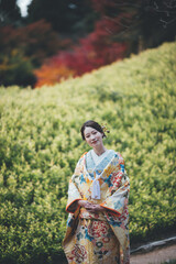 着物を着て公園を散歩する表皮水疱症の女性